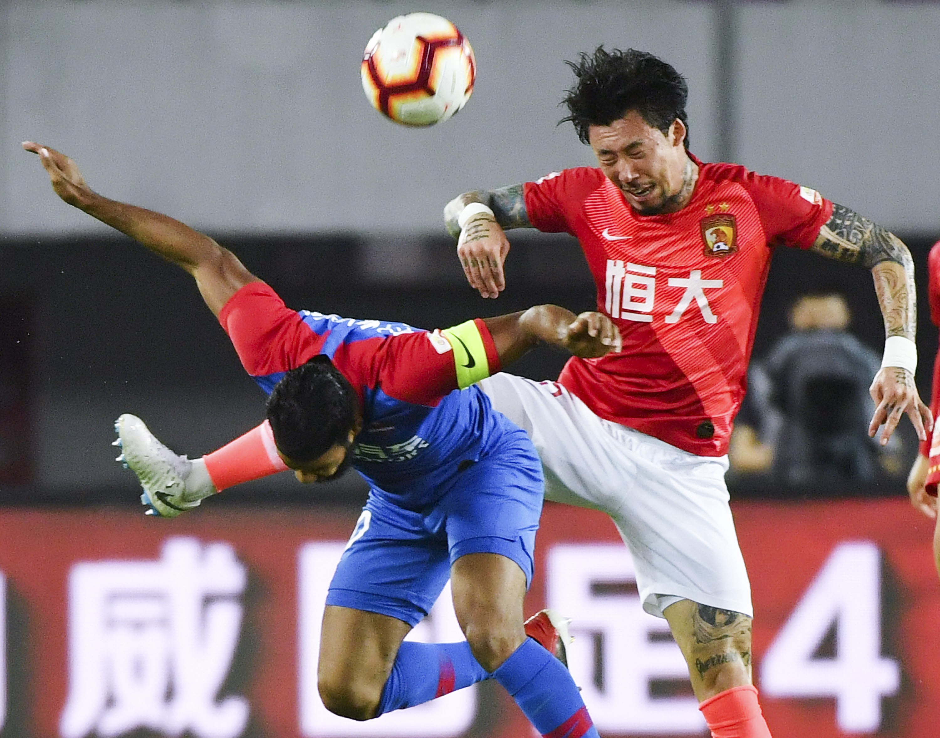 为何近期首发阵容稳定？瓜迪奥拉打趣：我不想再被媒体批评了（近期首发未变，瓜迪奥拉笑称：不想再挨媒体批评）